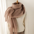 Gros plan sur l'écharpe en mohair marron rose avec texture douce et longues franges - Café Clair / 240x38cm