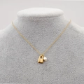 Elegante collana in acciaio al titanio dorato con lucchetto a cuore e perla su modella - Stile Serratura e Perla