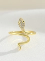 Makroansicht des goldenen Schlangenrings mit Zirkonia-Mikropflaster und schwarzen Edelsteinaugen - Gold (18K Gold K-640)