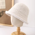 Dettaglio ravvicinato di un cappello da pescatore in peluche beige con bordo tessuto - 56-58cm / Bianco