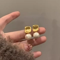 Elegante goldene quadratische Ohrstecker mit runden weißen Perlen in der Hand - Gold Gebürstetes Metall Weiße Perle Stil (A2698)