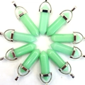 Macro-opname van tien groene zeshoekige kristallen hangers in een radiale cirkel - Lichtgevend Groen