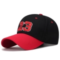 Cappellino da baseball nero e rosso con numero 23 ricamato in 3D per uno stile sportivo - Ricamo Centrale 23 Tesa Rossa Corona Nera