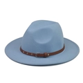 Détail d'un chapeau en laine bleu clair avec ceinture marron et rivets dorés - Bleu Ciel