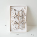 Trois papillons de Noël en tulle blanc avec paillettes dorées et plumes, boîte 12cm - Style Plume Blanche Paillettes