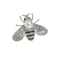 Primer plano de broche de abeja plateada con pedrería brillante y una gran perla - Abeja Plateada Perla Blanca