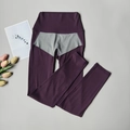 Detailansicht der High-Waist Yoga-Leggings mit flachen Nähten und grauem Zwickel-Einsatz - S / Magentaviolett