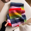 Weicher Schal aus Mohair mit Regenbogenstreifen und Aufnäher auf beigem Untergrund - 150*20cm / Regenbogenfarben