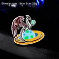 Spilla drago vintage con ali rosse su un pianeta blu, dimensioni 5cm x 5cm - Drago Nero e Pianeta Saturno