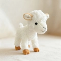 Stehende weiße Lamm-Plüschfigur mit weichem Fell und braunen Hufen für Kinder - Weißes Lamm / 21cm