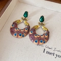 Dettaglio di orecchini vintage a piuma di pavone con gemme in resina verde a goccia - 45# Oro-Orecchini Pendenti Pavone Smaltati a Mano (925 Sterling Silver Earring Post)