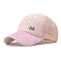 Dettaglio cappellino a rete rosa con visiera in paillettes e logo metallico a forma di M - Regolabile / Rosa con Logo M