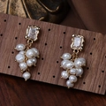 Orecchini a grappolo di perle barocche con base placcata in oro e zircone rettangolare - Orecchini a pendente con perle a grappolo