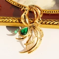 Spilla fenice dorata con zircone a coda di pavone e pietra preziosa verde a goccia - Verde