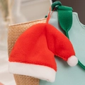 Primer plano de un colgante de gorro navideño de felpa suave en rojo y blanco - Sombrero