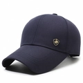 Klassische dunkelblaue Baseballkappe für Herren mit goldenem Metall-Logo an der Seite - Verstellbar / Marineblau