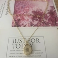 Gold layer necklace with zircon-studded round pendant and mixed link chain style - Letter O