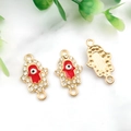 Detailansicht goldener Hamsa-Hand-Anhänger mit rotem Emaille-Auge und funkelnden Strasssteinen - KC Gold Böser Blick Hamsa-14579