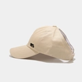 Detail der khakifarbenen Pferdeschwanz-Baseballkappe mit DYL-Stickerei und Ausschnitt - Verstellbar / Beige