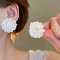 Boucles d'oreilles élégantes en dentelle blanche avec perles portées par un mannequin - 93# Blanc (Tige de boucle d'oreille en argent)