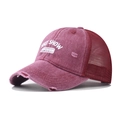 Dettaglio del cappellino trucker bordeaux vintage con stampa SHIT SHOW SUPERVISOR - Regolabile / Borgogna