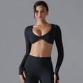 Nahaufnahme des schwarzen Yoga-Tops mit gekreuztem Ausschnitt und praktischen Daumenlöchern - S / Schwarz