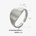 Silberner Edelstahlring mit vertikalen Rillen und 1 cm Breite in minimalistischem Stil - Silber