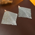 Pendientes de borla geométrica plateados con diseño de rejilla y acabado metálico fluido - Plateado