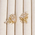 Elegantes pendientes de oro con perlas blancas y cristales brillantes en diseño floral - Dorado
