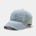 Dettaglio del cappello in denim blu slavato con ricamo vintage 1994 ricamato - Regolabile / Ricamo Giallo (1994)