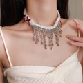 Choker en peluche blanche avec nœud rouge et franges de strass argentés élégants - Style Gland à Nœud en Strass Rouge