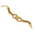 Detail eines goldenen Gliederarmbands mit Sternanhänger und blauem Evil-Eye-Symbol - Gold Stern Böser Blick
