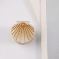 Pinza para el pelo de concha en blanco crema con detalles dorados brillantes - crema