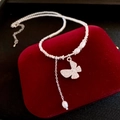 Elegante bracciale in argento con farfalla, perle bianche e accenti in zircone - Collana con Pendente di Perla a Farfalla (Collana-Argento-Farfalla)