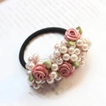 Élastique à cheveux élégant avec roses en tissu rose et perles nacrées sur lien noir - 1# Fleur de Perle Rose Foncé (Demi-cercle)
