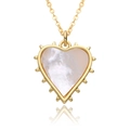 Détail du pendentif en nacre blanche en forme de cœur avec bordure dorée à pointes - E180-Cœur Coquille à Pointes