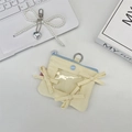 Detailansicht der gelben Stoff-Kartentasche mit Schleifen und klarem Sichtfenster - Beige (Ohne Ornamente)