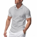 Detalle de la textura de punto gofrado gris claro de un polo de hombre con cuello - Gris claro