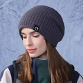 Bonnet en maille gaufrée gris foncé avec patch logo extérieur pour femme en hiver - Gris