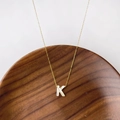Collier minimaliste en or avec pendentif lettre K et nacre blanche naturelle - Lettre K