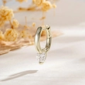 Aros dorados minimalistas con colgante de cristal redondo sobre un fondo floral cálido - 10mm (Pieza Única) / Oro Café
