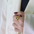 Dettaglio dell'anello largo placcato oro 18k con due zirconi neri sulla mano della modella - US 6 / Oro/Zirconia Nera