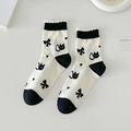 Süße weiße Socken mit schwarzen Katzen- und Schleifenmustern und Rüschenbündchen - Einheitsgröße / Schwarzes Kätzchen
