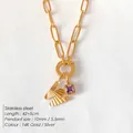Vergoldete Edelstahlkette mit M-Anhänger und lila Stein - Buchstabe W (XNL0079) / Gold