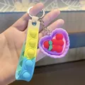 Porte-clés anti-stress avec pendentif fraise cœur violet et dragonne en silicone colorée - Fraise Coeur