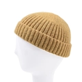 Gros plan du bonnet en maille côtelée camel avec large revers sur un support blanc - Taille unique / Jaune Clair