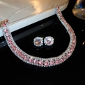 Détails d'une parure de bijoux en argent avec pierres roses et cristaux de collier élégants - Ensemble Collier Boucles d'Oreilles Rond Rose