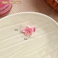 Rosa Kirschblüten-Haarspange aus Harz mit Farbverlauf und Größenmessung im Detail - Kleine Sakura Entenschnabelspange