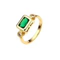 Bague en cuivre plaqué or 18 carats avec zircon vert émeraude sur fond blanc - Plaqué Or 18K Zircon Vert-R1238