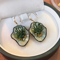 Orecchini vintage a fiore in smalto verde con ganci dorati e dettagli di petali bianchi - Stile Gancio per Orecchio Stame Verde (1#)